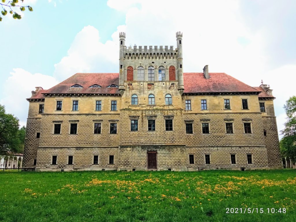 Zamek na Mirowie w Książu Wielkim